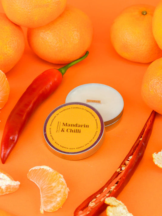 Die geöffnete Dose der kleinen Sojawachskerze Mandarin & Chilli.