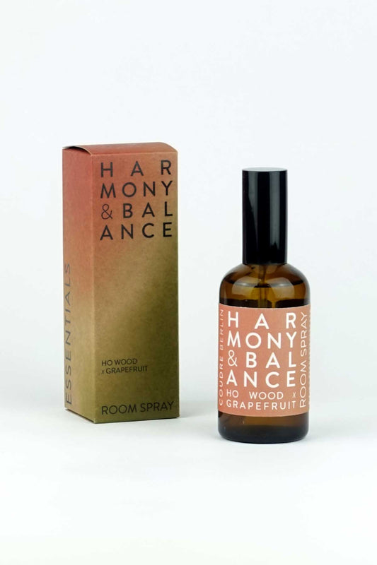 Edler 100 ml Glasflacon des Raumduft-Sprays Harmony mit feinem Sprühkopf im Fokus.