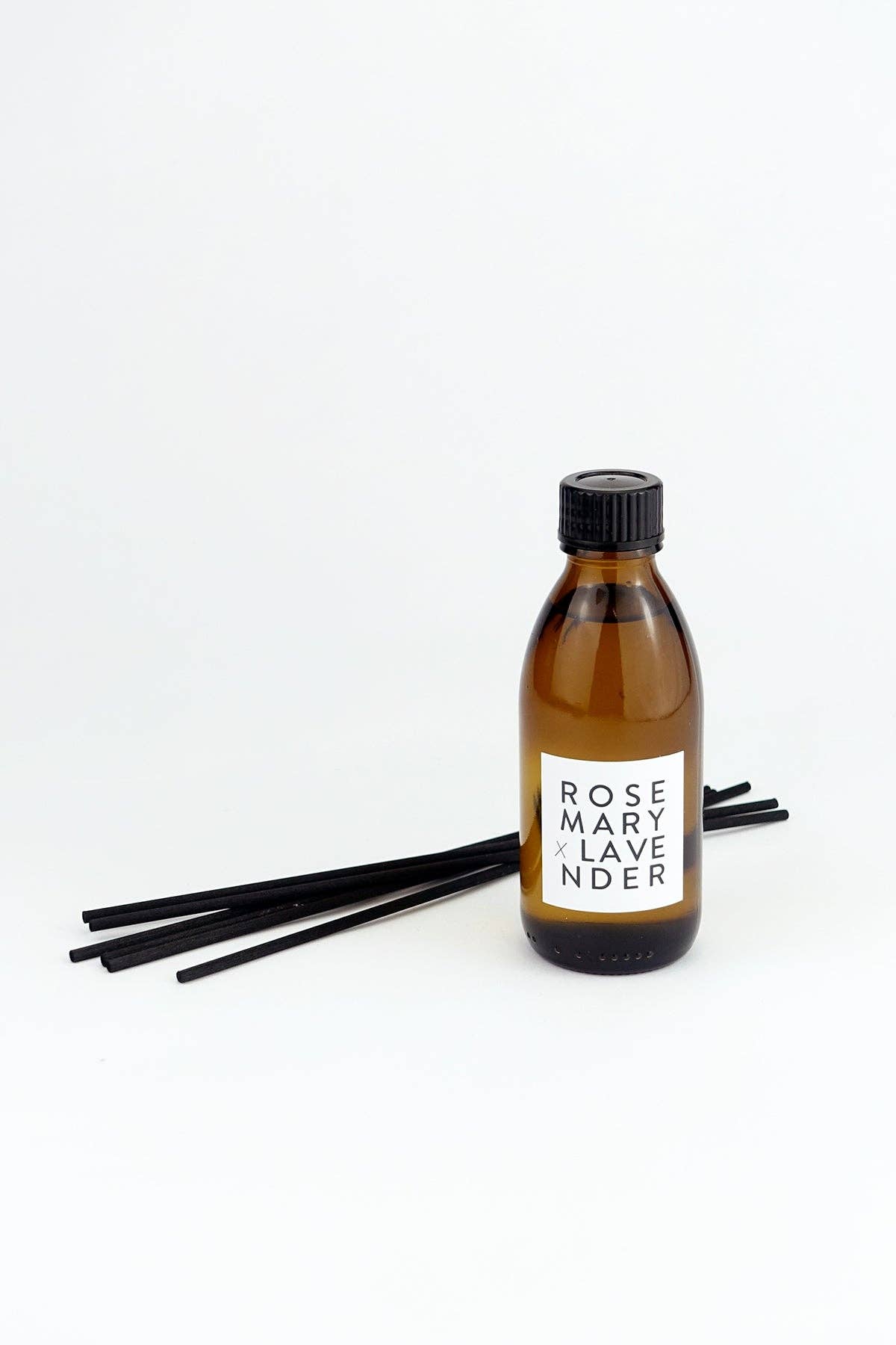 Nahaufnahme des in Berlin handabgefüllten Duftdiffusers mit mediterranen Aromen.