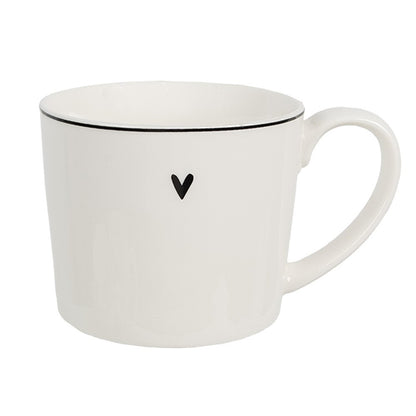 Weiße Keramiktasse mit Henkel und schwarzem Herz (275 ml) in der Gesamtansicht vor hellem Hintergrund.