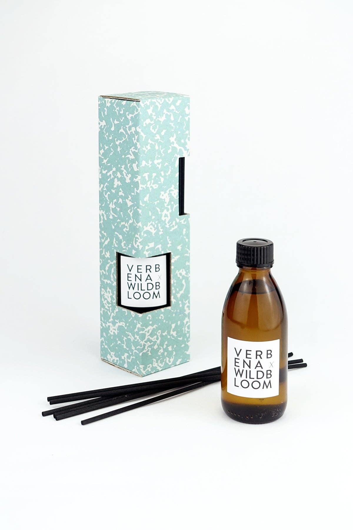 Minimalistischer Raumduft-Diffuser Wild Bloom mit 6 feinen Rattanstäbchen.