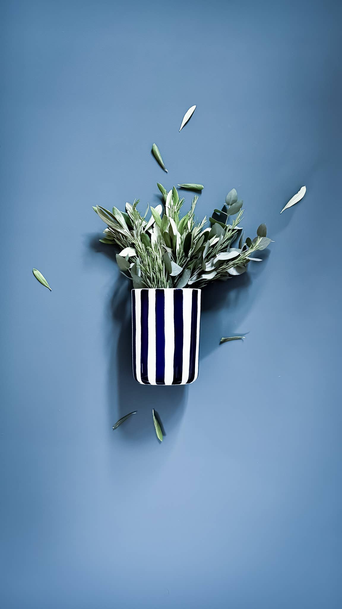 Vase, mare blue