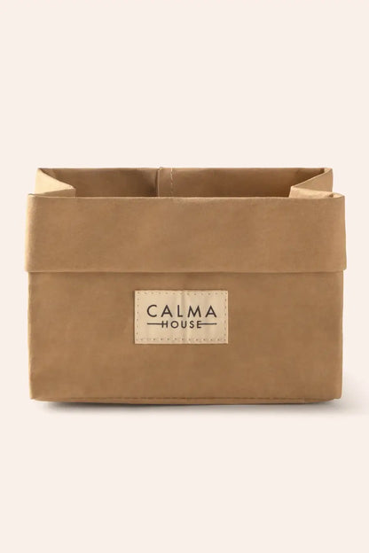 Moderner, wasserbeständiger Aufbewahrungskorb Calma aus genähtem Papier in Natur.
