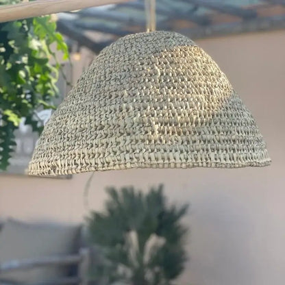 Die maritime Palmblatt-Leuchte im Garten aufgehängt.