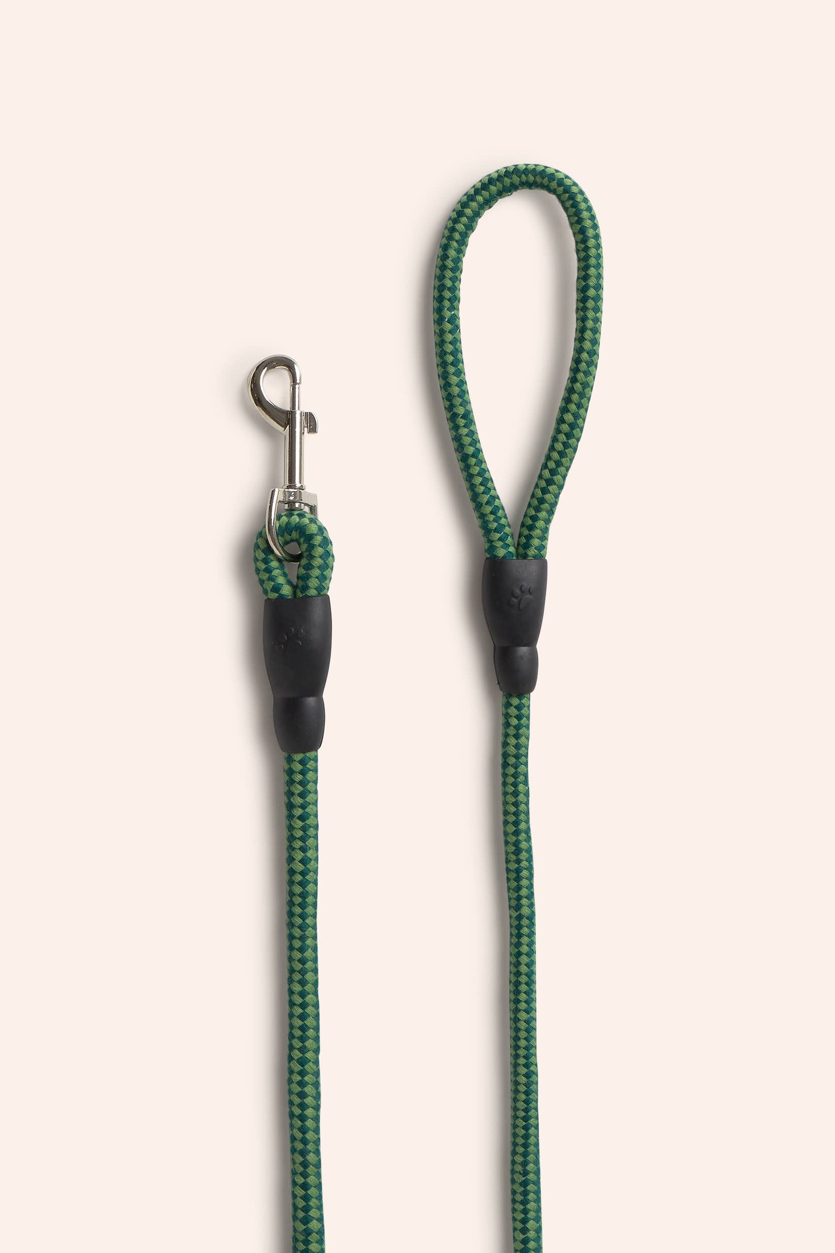 Nahaufnahme des robusten verchromten Karabiners und der engen Flechtstruktur der Leine.