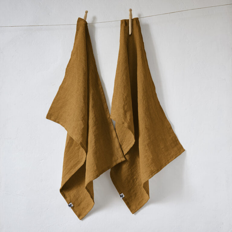Hochwertiges Leinen-Geschirrtuch 50x70 cm in der Gesamtansicht vor hellem Hintergrund.