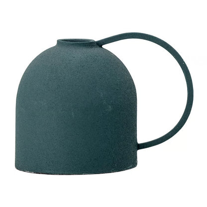 Grüner Kerzenhalter Idon aus Aluminium mit Griff in der Gesamtansicht vor hellem Hintergrund.