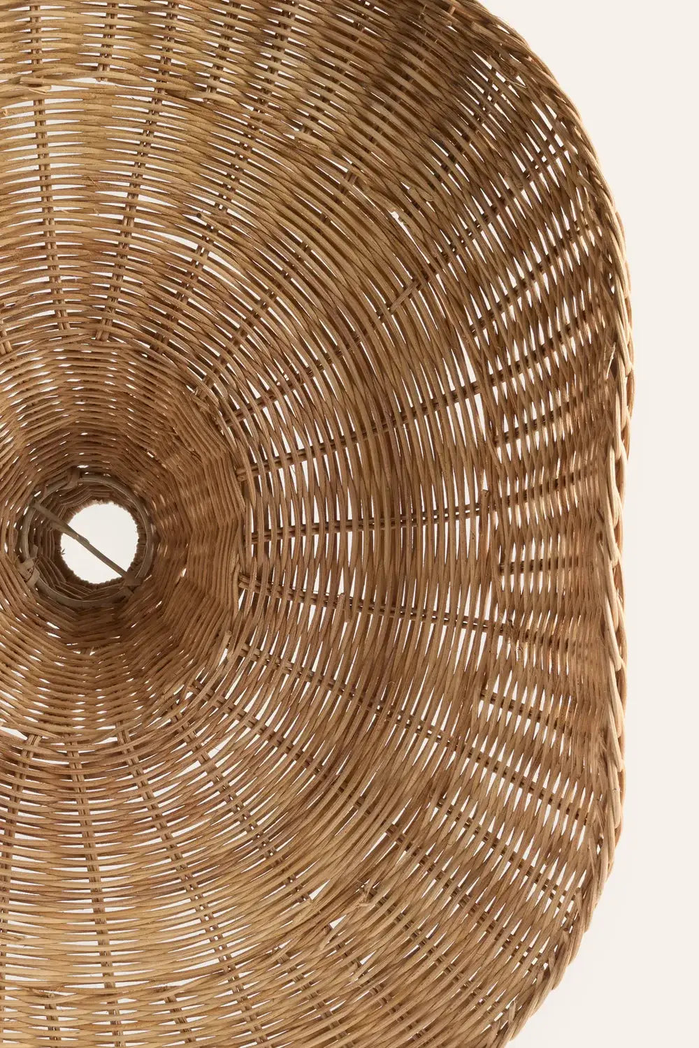 Nahaufnahme des feinen, handgearbeiteten Rattan-Geflechts von innen.