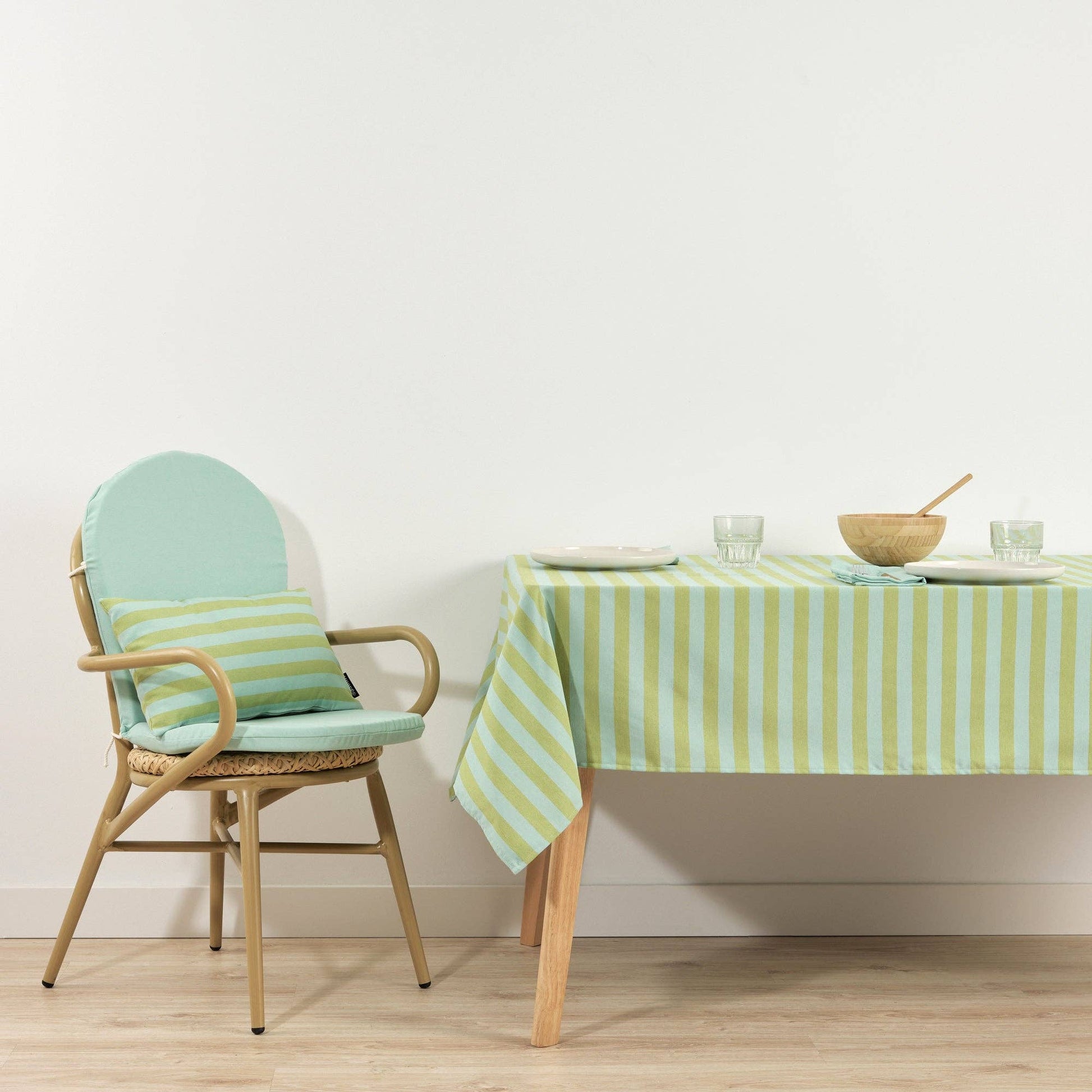 Große, gestreifte Outdoor-Tischdecke Raya in Pistazie und Hellblau mit Saum.