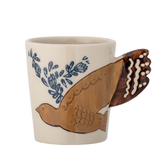 Handbemalte Steingut-Tasse mit Vogelmotiv und Vogelschwanz-Henkel in der Gesamtansicht vor hellem Hintergrund.