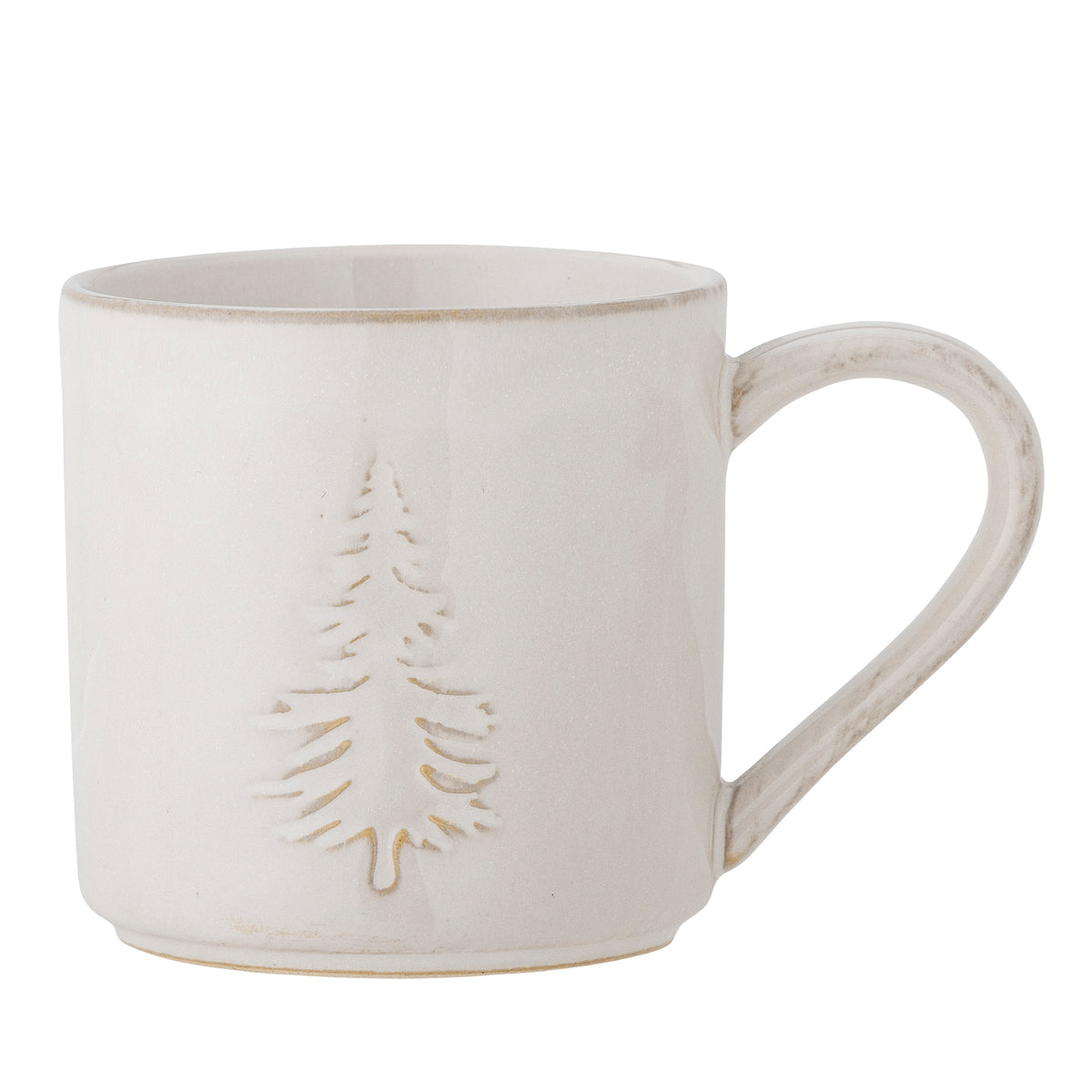 Tasse Tannenbaum aus Steingut mit geprägtem Wintermuster in der Gesamtansicht vor hellem Hintergrund.