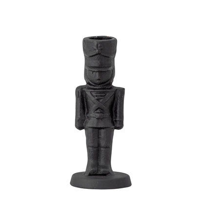 Schwarzer Kerzenhalter Vernon als Soldatenfigur aus Gusseisen in der Gesamtansicht vor hellem Hintergrund.