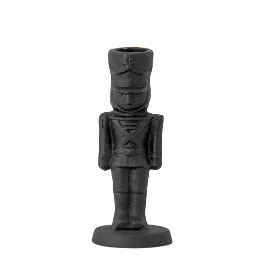 Schwarzer Kerzenhalter Vernon als Soldatenfigur aus Gusseisen in der Gesamtansicht vor hellem Hintergrund.