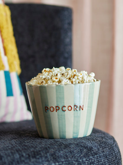 Die gestreifte 1900-ml-Snackschale gefüllt mit frischem Popcorn beim gemütlichen Filmabend.