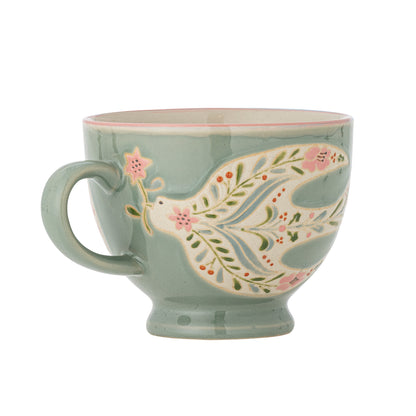 Tasse Rosalynde aus Steingut mit Blumen- und Vogelmuster in der Gesamtansicht vor hellem Hintergrund.