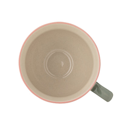 Tasse Rosalynde aus Steingut mit Blumen- und Vogelmuster mit Sicht auf den hellen Innenteil der Tasse und den rosafarbenen Rand.