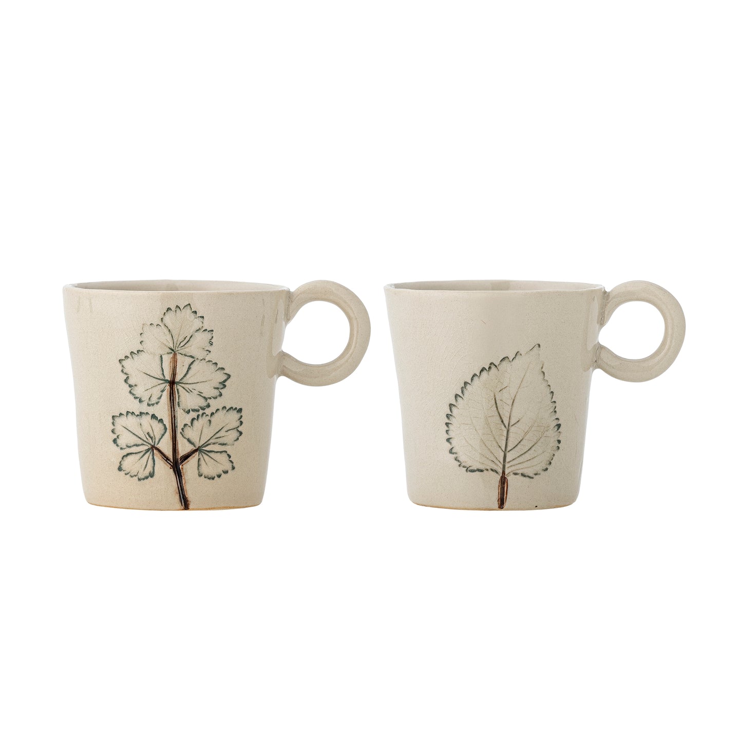2er-Set naturfarbene Steingut-Tassen Aubrin mit handgestempeltem Blatt- und Zweig-Design.