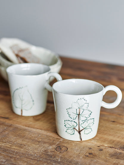 Das Tassen-Set Aubrin gemütlich arrangiert bei einer Kaffeepause auf einem Holztisch.