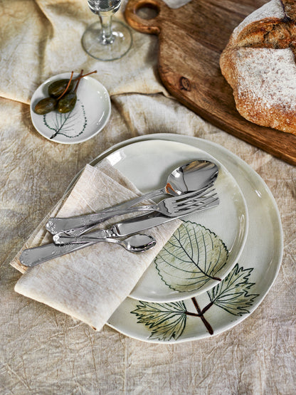 Die Steingut-Teller Aubrin stilvoll angerichtet mit Gebäck auf einem festlichen Essenstisch.