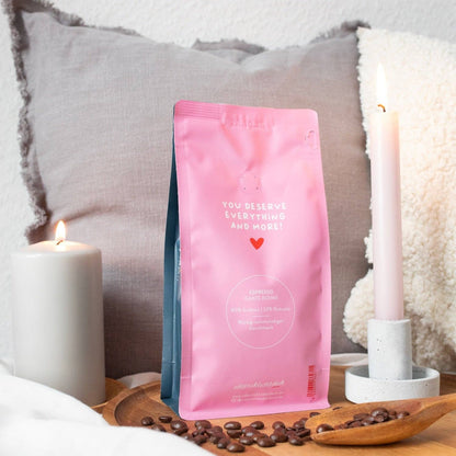 Rückseite der liebevoll gestalteten Kaffeetüte mit Aufschrift You deserve everything and more!