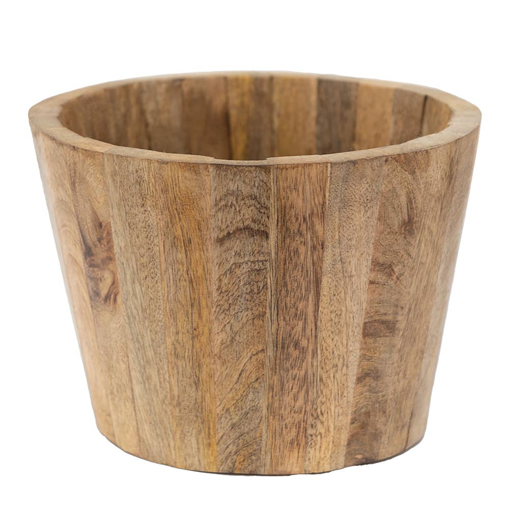Runder Holz-Übertopf in der Gesamtansicht vor hellem Hintergrund.