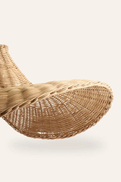 Nahaufnahme des feinen, handgearbeiteten Rattan-Geflechts und der geschwungenen Silhouette.