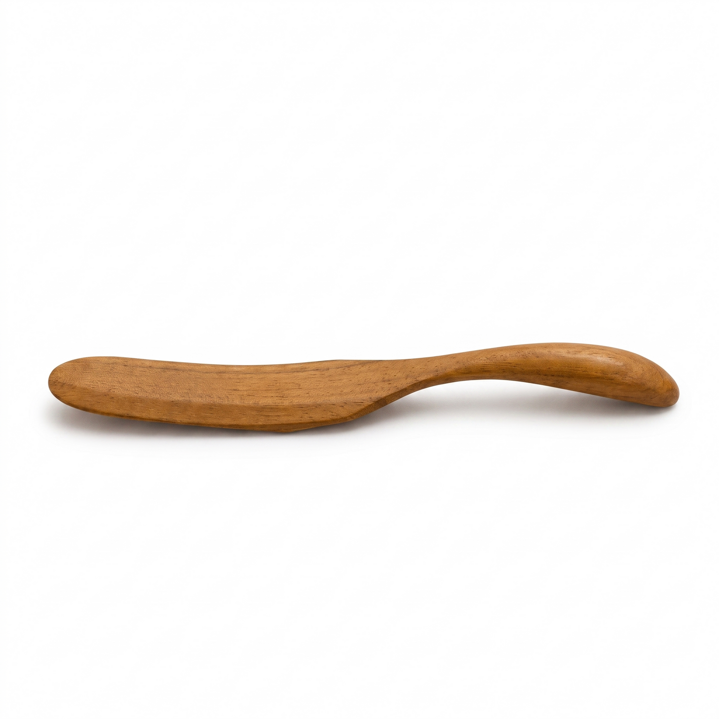Buttermesser aus Teakholz in der Gesamtansicht vor hellem Hintergrund.