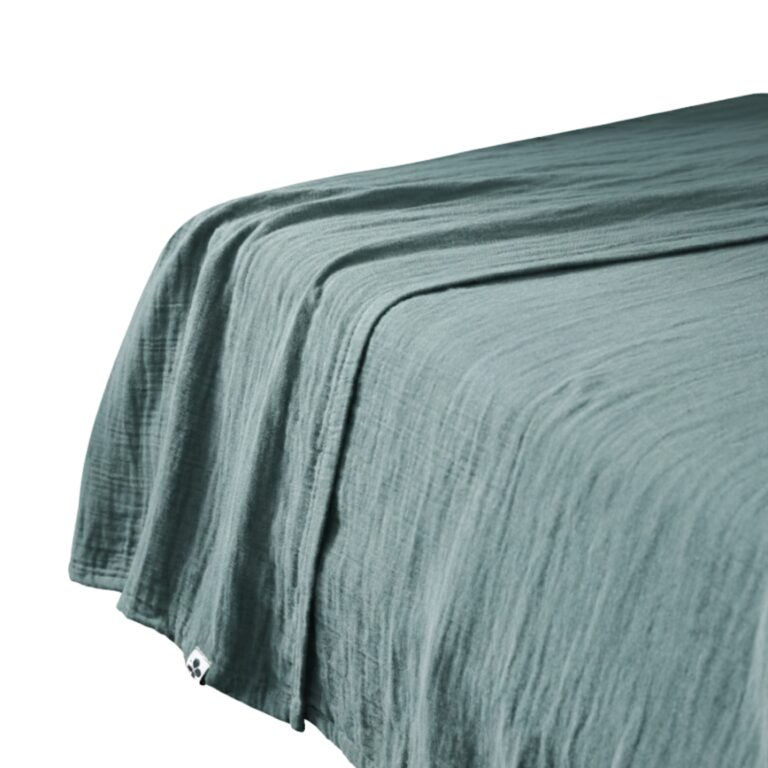 Riesige XXL-Musselin-Überwurfdecke Pampa aus Baumwollgaze in blau auf einem Doppelbett.