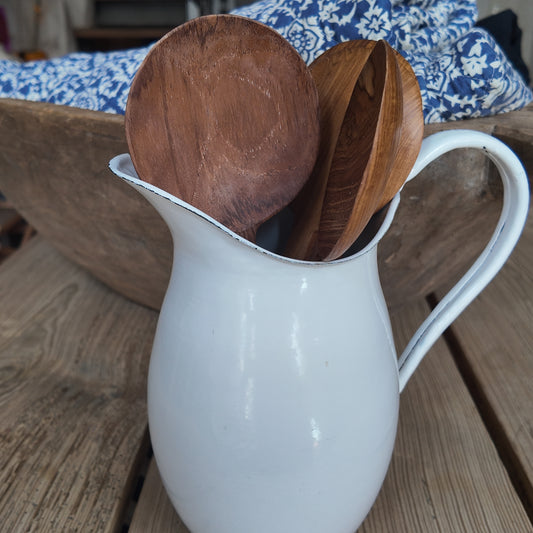 Mehrere Teaklöffel in einer weißen Vase.