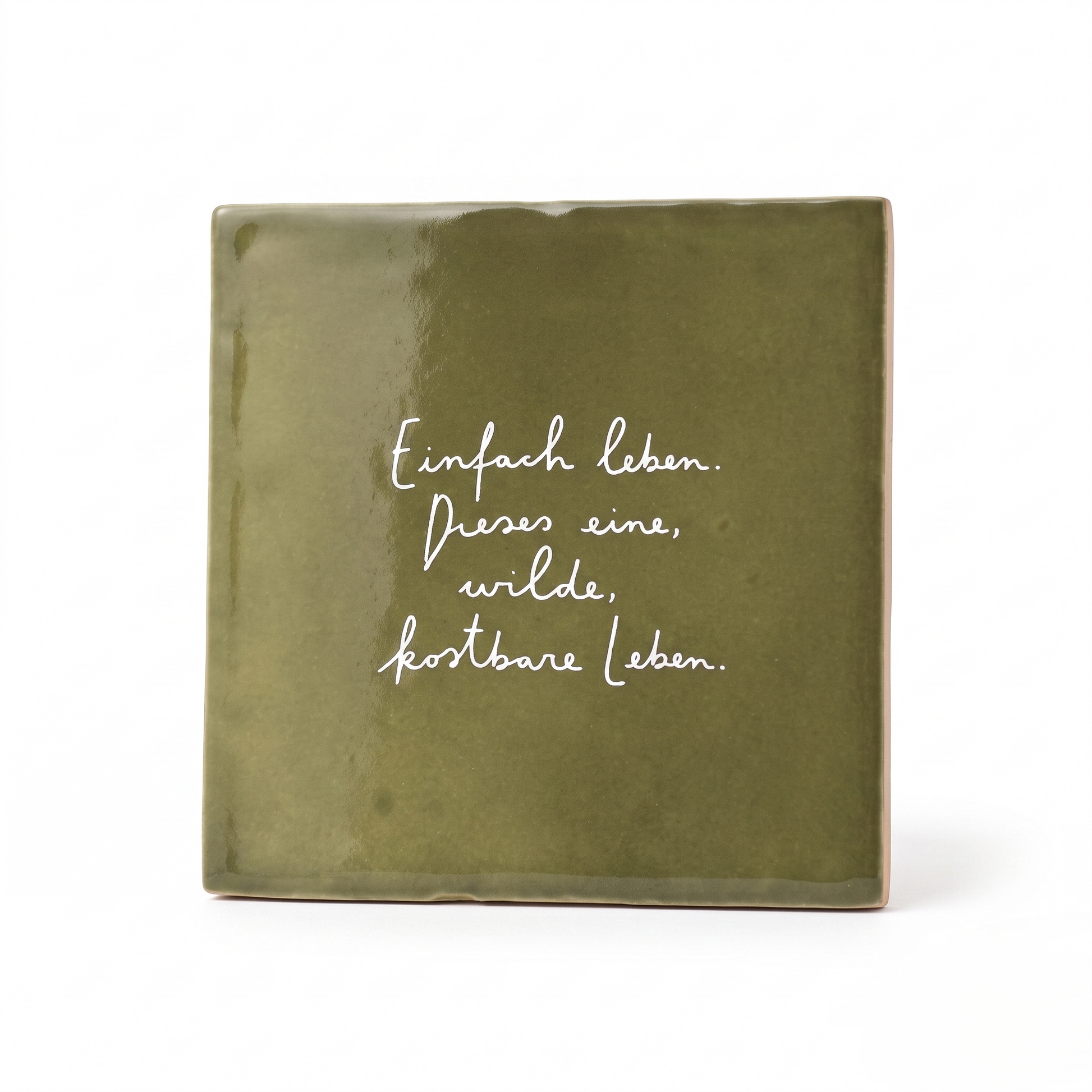 Quadratische olivgrüne Deko-Kachel mit dem minimalistischen Direktdruck Schriftzug Einfach leben.
