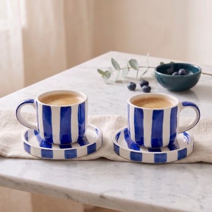 Das minimalistische Keramik-Espressoset für zwei Personen bereit für eine stilvolle Kaffeepause.