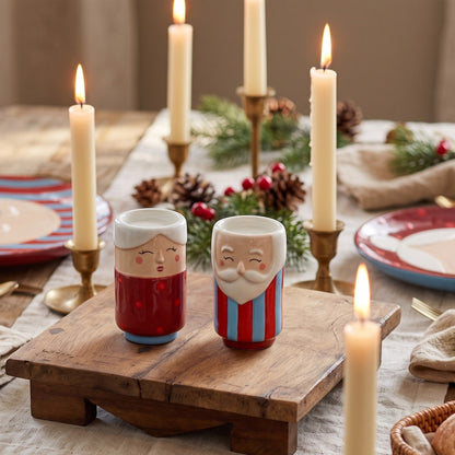 Weihnachtlich gedeckte Festtafel im skandinavischen Stil mit Leinentischdecke, Tannengrün und dem charmanten Granny Salz- und Pfefferset.
