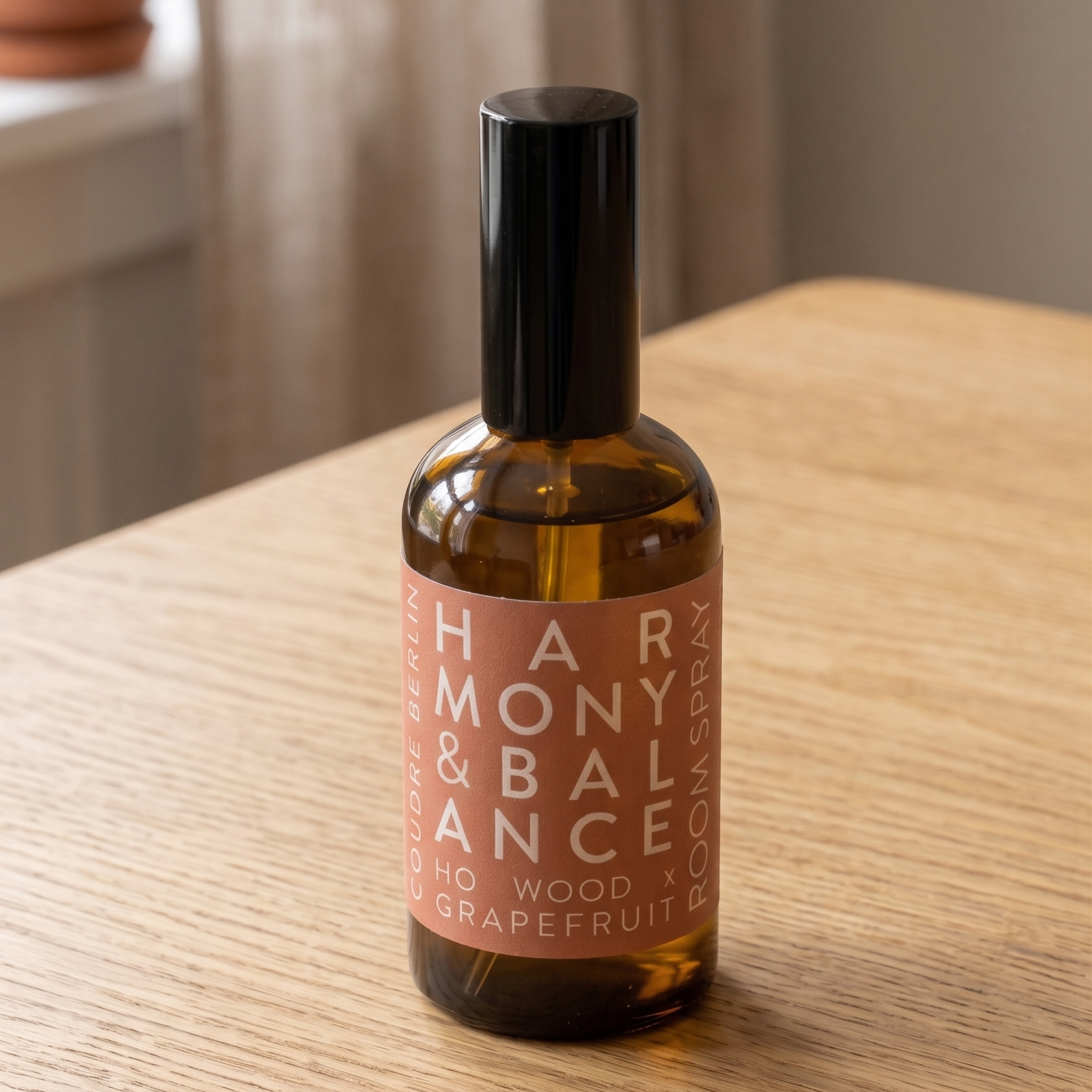 Nahaufnahme des harmonisierenden Raumsprays mit naturreinen ätherischen Ölen.
