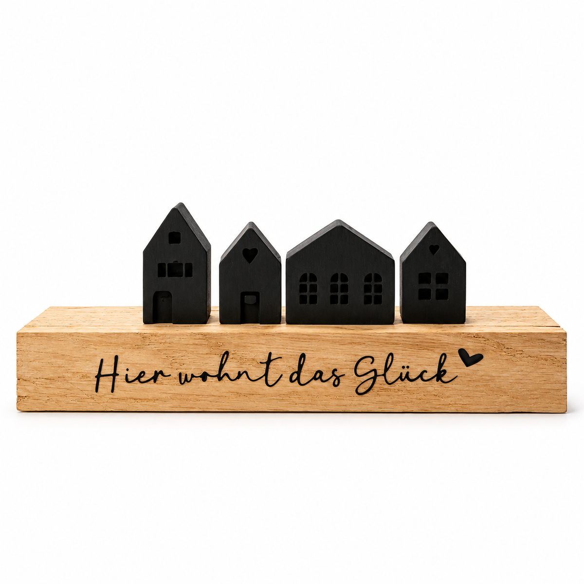 Holzdeko mit vier schwarzen Häuschen auf Eichenholzleiste in der Gesamtansicht vor hellem Hintergrund.