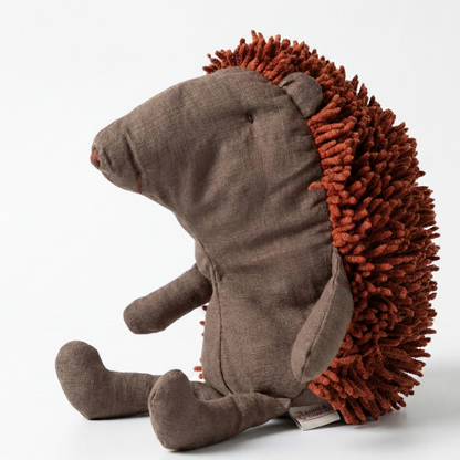 Braunes Stofftier als Igel aus 100% Baumwolle mit weichen, rotbraunen Textilstacheln.