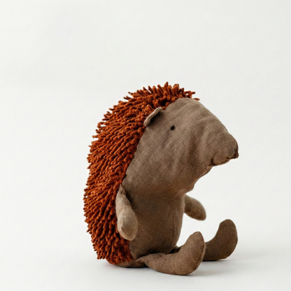 Braunes Stofftier als Igel aus 100% Baumwolle mit weichen, rotbraunen Textilstacheln.
