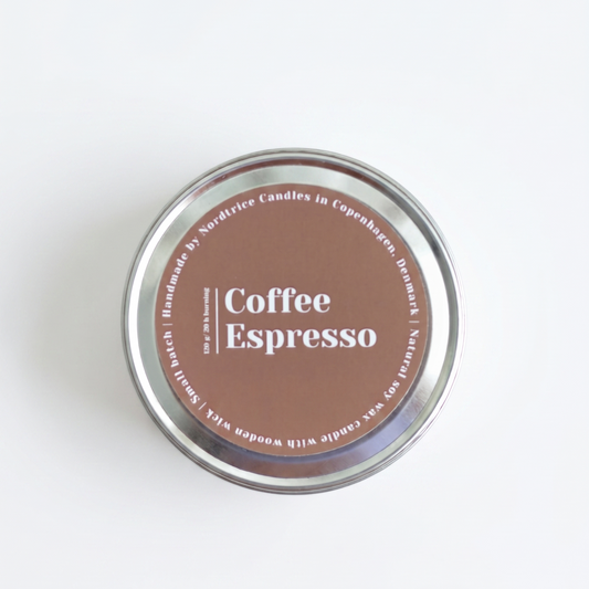 Handgegossene Sojawachs-Duftkerze Espresso mit knisterndem Holzdocht im minimalistischen Stil.