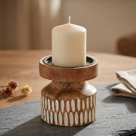 Der minimalistische Holz-Teelichthalter als gemütlicher und natürlicher Lichtspender im Wohnzimmer.
