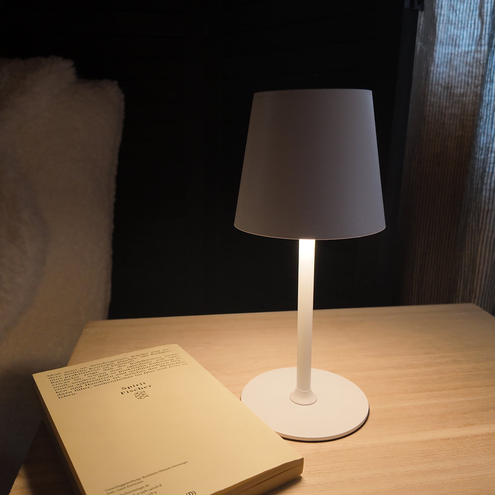 Die gedimmte Akku-Tischleuchte als gemütliche, warme Lichtquelle in der kleinen Größe.