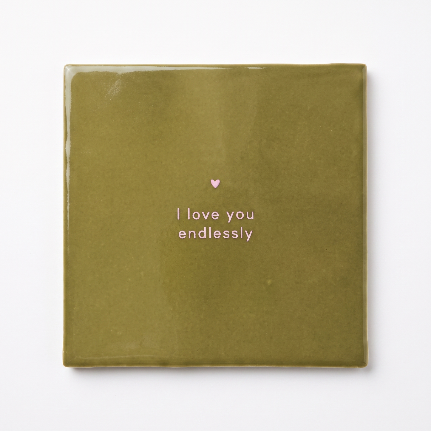 Quadratische olivgrüne Deko-Kachel mit dem minimalistischen Direktdruck Schriftzug I love you endlessly.