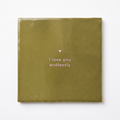 Quadratische olivgrüne Deko-Kachel mit dem minimalistischen Direktdruck Schriftzug I love you endlessly.