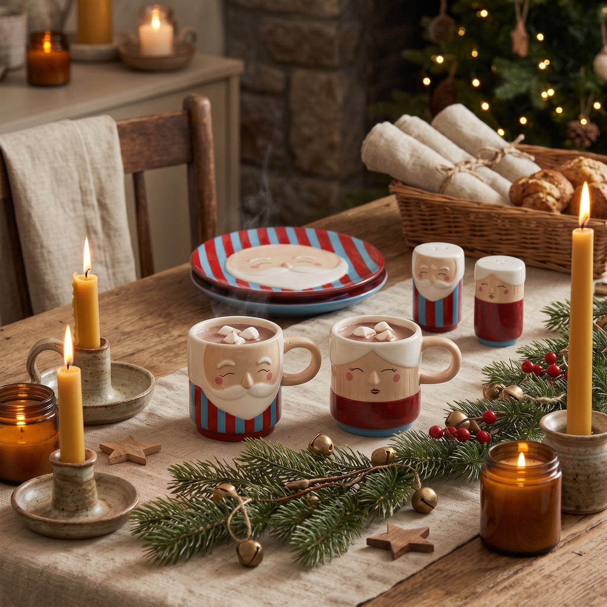 Gemütliches Weihnachtsfrühstück im Hygge-Stil mit Granny-Steinguttassen,  gefüllt mit Kakoa und Marshmallows und einem Leinen-Tischläufer auf einem rustikalen Holztisch.