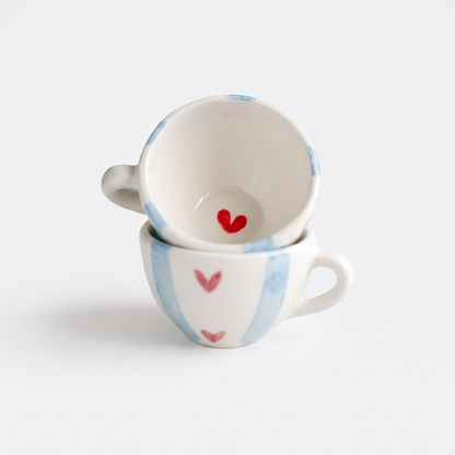 Tassenset Love Stripes (2er Set) mit blauen Streifen und roten Herzen in der Gesamtansicht vor hellem Hintergrund.