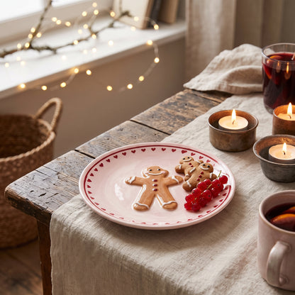 Der Teller Binna mit liebevollen Lebkuchen- und Herz-Details auf einem gemütlich gedeckten Holztisch, dekoriert mit kleinen Lebkuchen-Plätzchen.