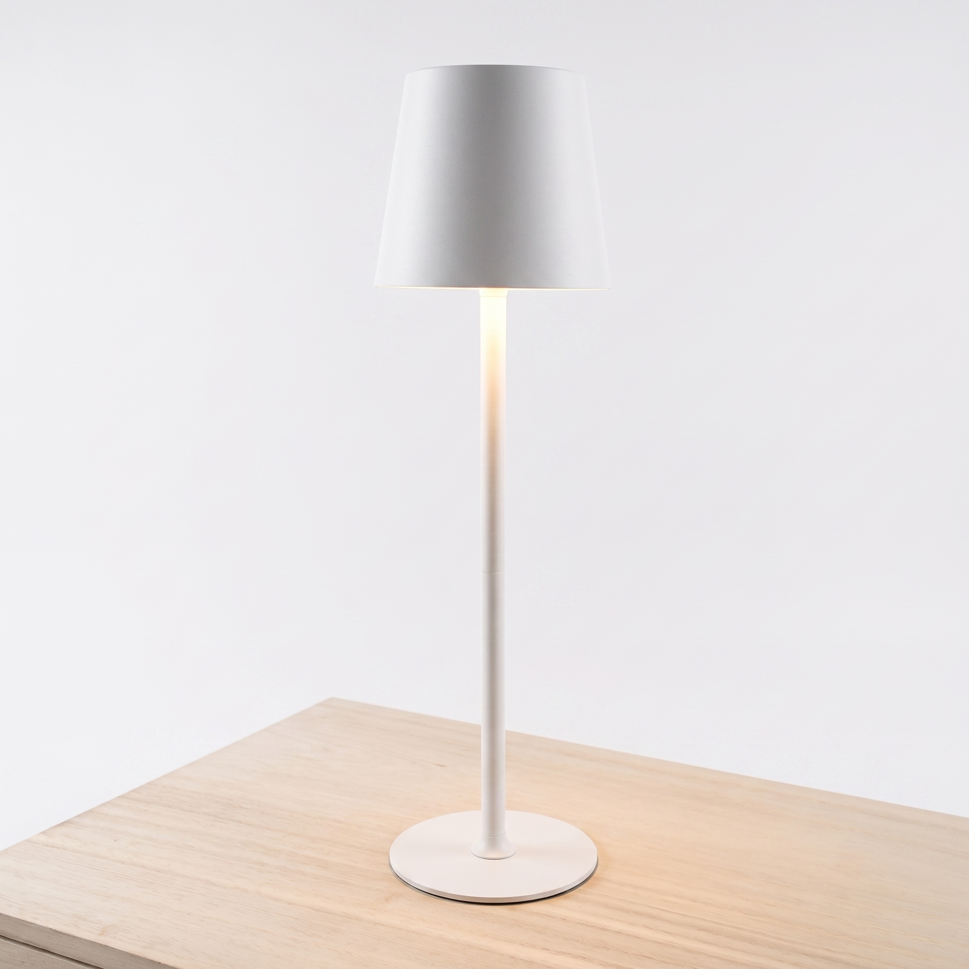 Moderne, kabellose LED-Tischleuchte mit Akku in der hohen Einstellung für drinnen und draußen.