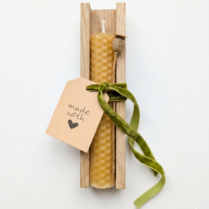 Fertiges Geschenkset aus einer handgedrehten Bienenwachskerze in einer Schale aus echtem Eichenholz mit grüner Samtschnu verziert.