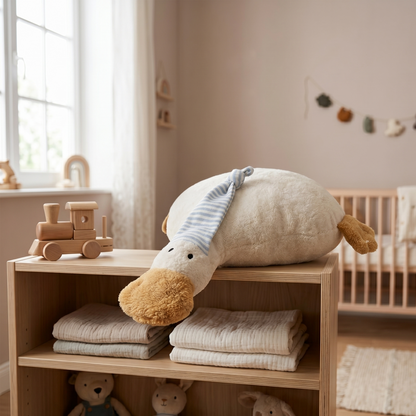 Die minimalistische Kuschelgans aus Bio-Baumwolle als treuer Begleiter gemütlich platziert im Kinderzimmer.