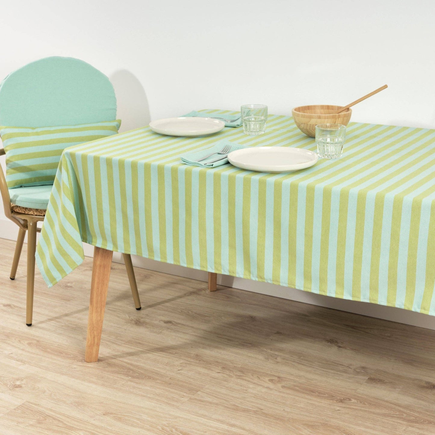 Die maritime Streifen-Tischdecke eingedeckt für ein Mittagessen im Esszimmer.