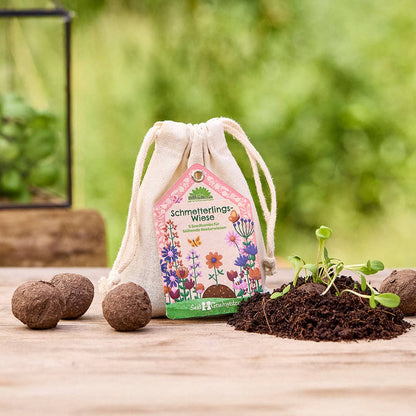 Umweltfreundliches, plastikfreies Baumwollsäckchen mit Blumenmurmeln und der Aufschrift Schmetterlingswiese von Dingeliebe