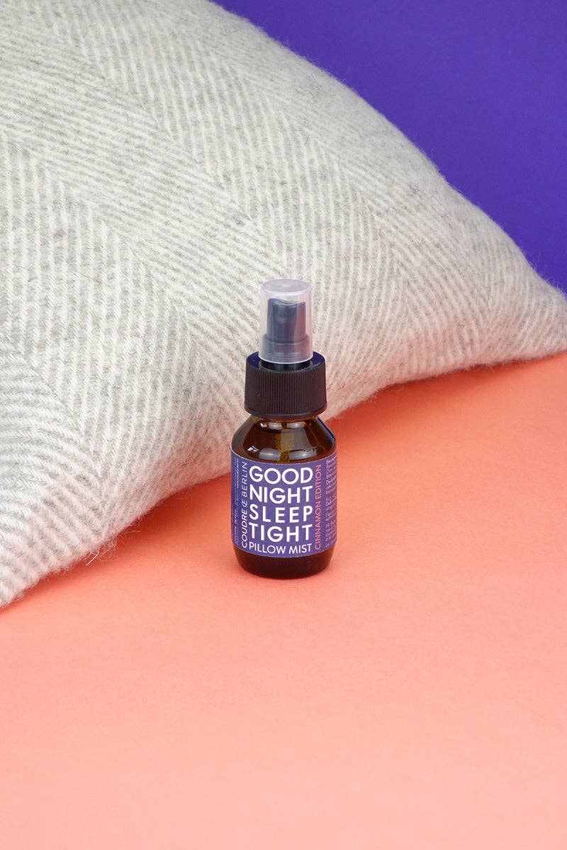 Das edle Kopfkissenspray arrangiert auf einem Bett für ein entspanntes Abendritual im Schlafzimmer.